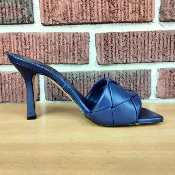 NWT Vince Camuto Brelanie Woven Genuine Leather Heeled Sandals in Navy - Picture 5 of 8